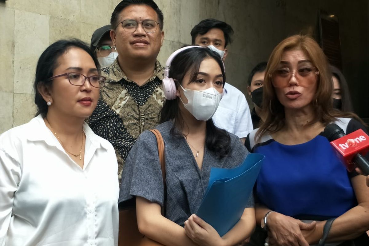 Anastasia Pretya Amanda (tengah) bersama Ibundanya, Opy Dewi (50), dan kuasa hukumnya Enita Edyalaksmita usai menjalani pemeriksaan di Mapolda Metro Jaya, Senin (27/3/2023). 