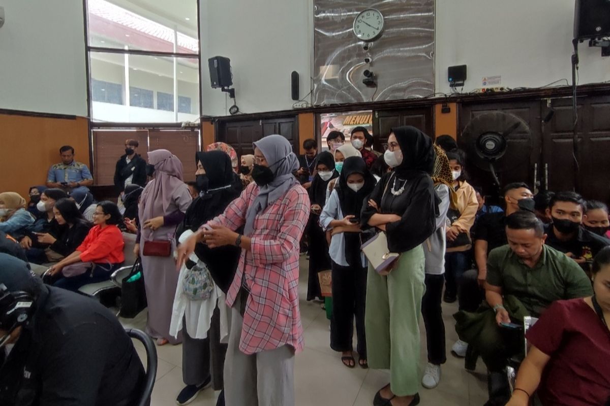 Pendukung Bharada E, Eliezer's Angels memadati ruang sidang PN Jakarta Selatan. Mereka ingin menyaksikan persidangan Bharada E yang menjalani sidang pembacaan nota pembelaan pada Rabu (25/1/2023).