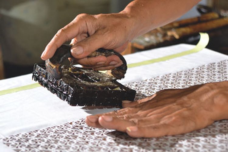 Kampung Batik Solo - Seorang pengrajin batik tengah membuat batik di Kampung Batik Laweyan, Surakarta, Jawa Tengah.