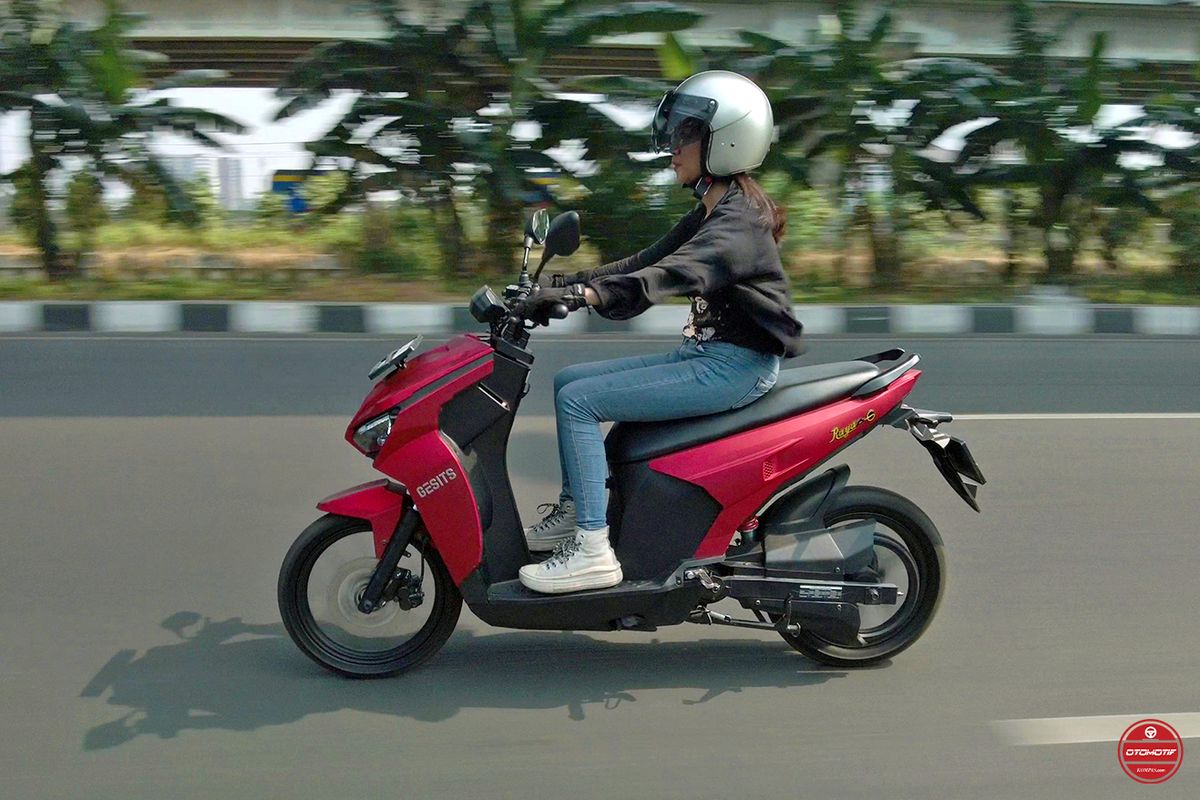 Test ride motor listrik Gesits Raya G