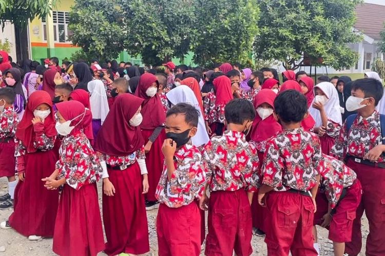Kabut Asap Selimuti Kota Palu, Siswa SDN Kabonena Diwajibkan Pakai Masker