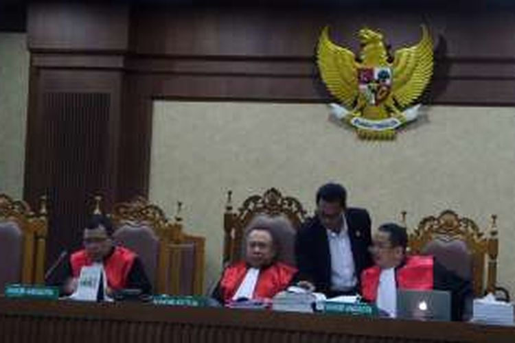 Majelis hakim dalam persidangan kasus pembunuhan Wayan Mirna Salihin, (dari kiri ke kanan) Partahi, Kisworo, dan Binsar Gultom, saat memimpin sidang lanjutan mengadili Jessica Kumala Wongso di Pengadilan Negeri Jakarta Pusat, Senin (5/9/2016) malam.