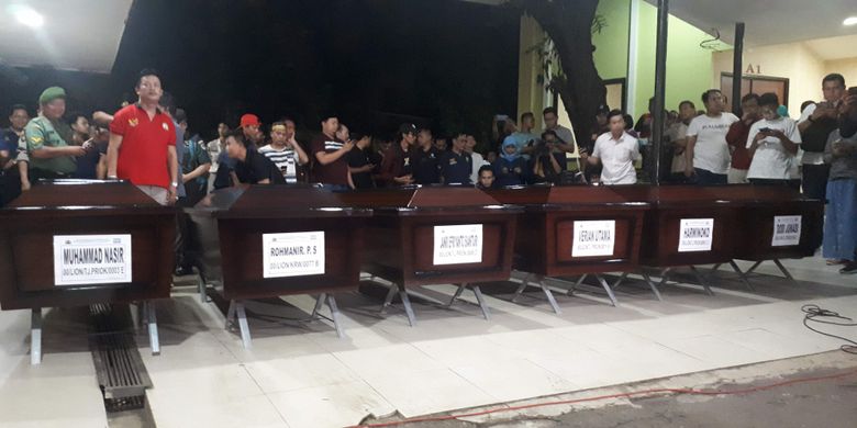 Pihak Rumah Sakit Polri Kramat Jati, Jakarta Timur menyerahkan 6 dari 7 jenazah penumpang Lion Air PK-LQP secara simbolis kepada keluarga pada Minggu (4/11/2018) sekitar pukul 18.00 WIB.