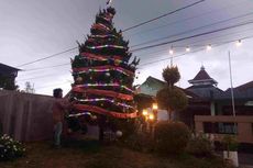 Indahnya Toleransi, Remaja Muslim Bantu Hias Pohon Natal di Salatiga