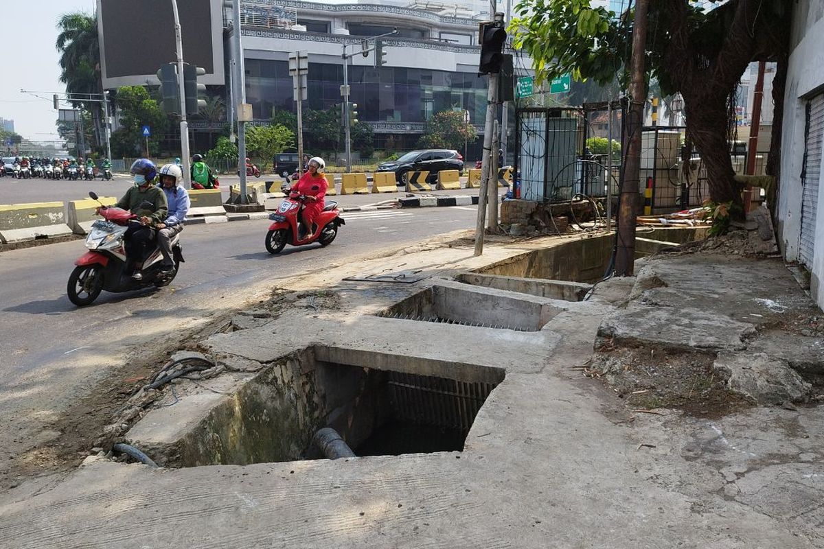 Tikungan Jalan Gunung Sahari yang sebelumnya berantakan dengan kabel fiber optik, Kemayoran, Jakarta Pusat, Selasa (16/5/2023).