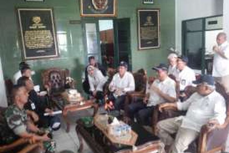 Menteri Pekerjaan Umum dan Perumahan Rakyat Basuki Hadimuljono mengadakan pertemuan dengan anggota Komando Resor Militer terkait pengadaan lahan untuk rumah susun sewa (rusunawa) bagi pengungsi banjir bandang Garut, Kamis (22/9/2016).