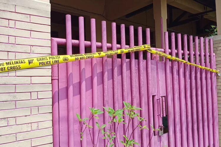 Rumah di Jalan Serayu, Kelurahan Bunulrejo, Kecamatan Blimbing pada Minggu (31/12/2023) diberi garis polisi yang menjadi lokasi pembunuhan dan mutilasi suami terhadap istri.