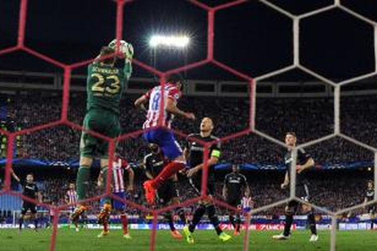 Salah satu aksi penyelamatan kiper Chelsea Mark Schwarzer, pada leg pertama semifinal Liga Champions melawan Atletico Madrid, di Vicente Calderon, Selasa (22/4/2014).