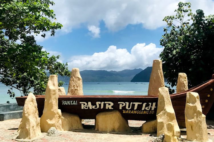 Pantai Pasir Putih Trenggalek adalah wisata di Trenggalek, Jawa Timur.