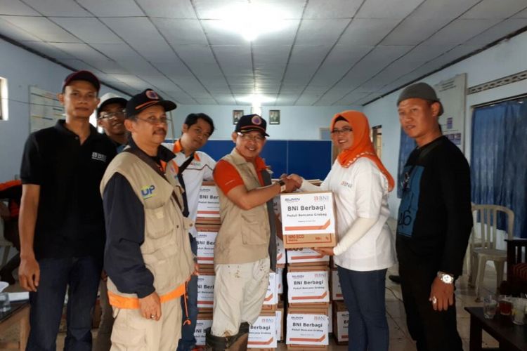 Penyerahan bantuan dari BNI untuk korban banjir Magelang, Minggu (30/4/2017)
