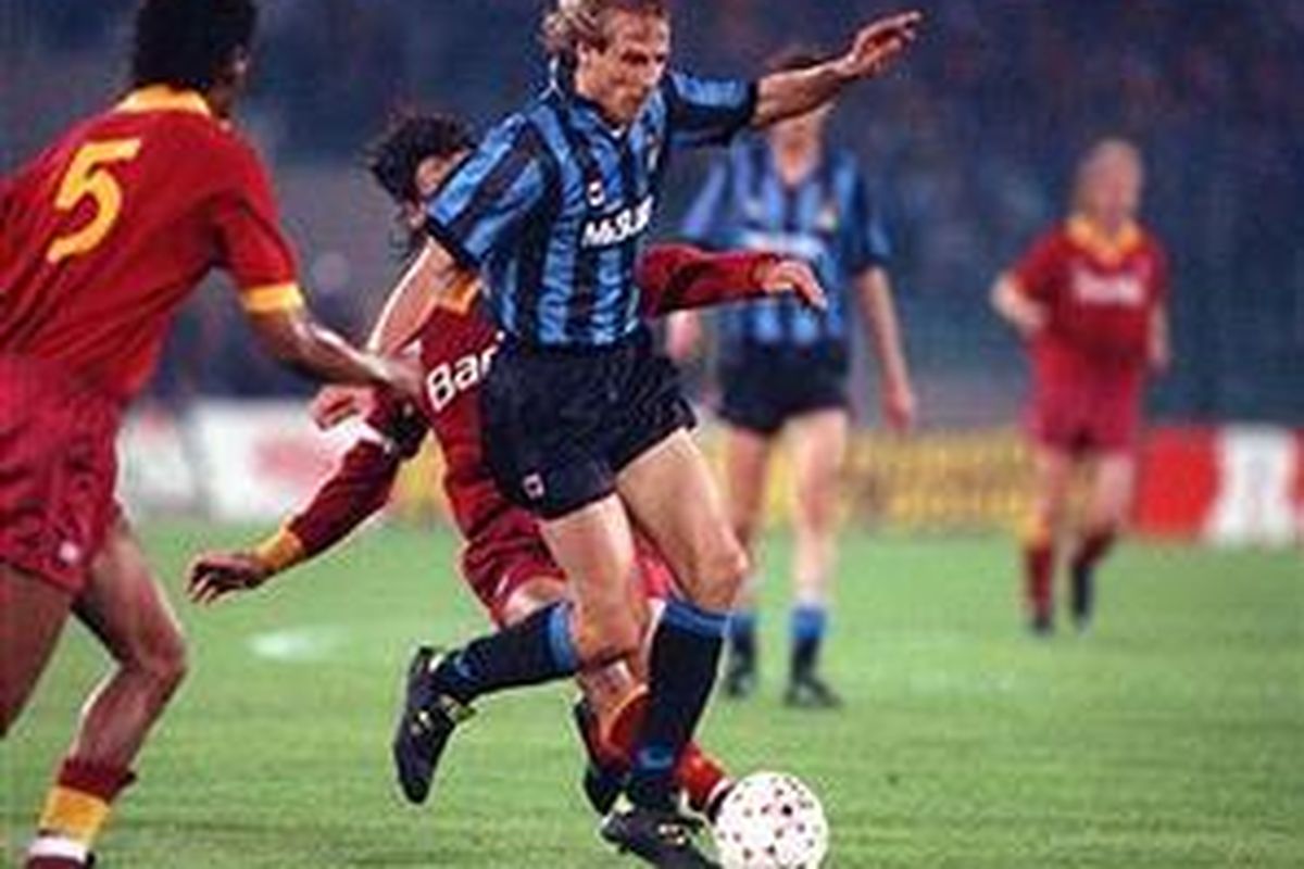 Striker Inter Milan, Juergen Klinsmann, dibayangi dua pemain Roma di final Piala UEFA 1990-91. Roma akhirnya menang 2-1.