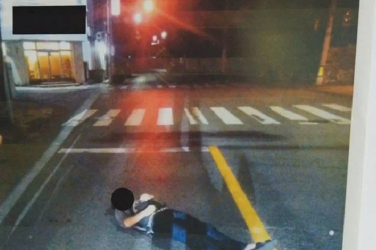 Potret salah satu pelaku rojo-ne, atau fenomena tidur di jalanan di Prefektur Okinawa, Jepang. Fenomena ini membahayakan karena bisa berkontribusi terhadap kasus kecelakaan.