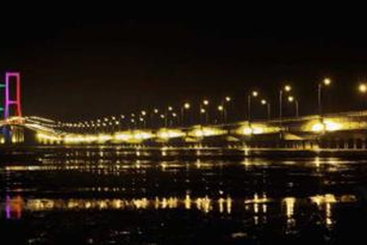 Jembatan Suramadu di malam hari.