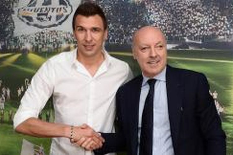Striker anyar Juventus, Mario Mandzukic (kiri). 