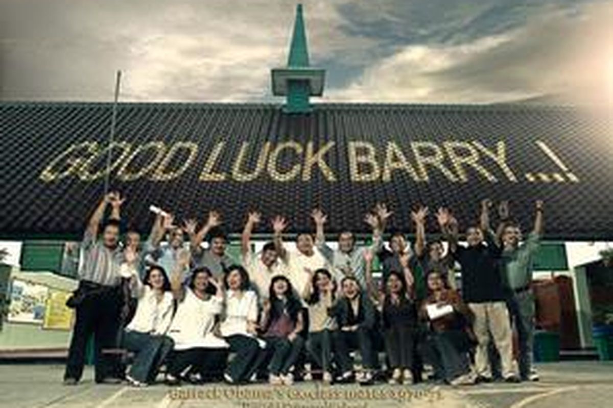Teman-teman seangkatan Barack Obama berfoto bersama di halaman SDN Menteng 01 Jakarta 1 April lalu.