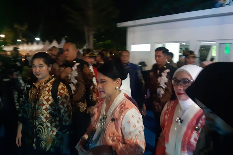 Ibu Negara Iriana Jokowi didampingi pelindung tim penggerak PKK, Wury Ma'ruf Amin menghadiri puncak peringatan Hari Kesatuan Gerak (HKG) Pemberdayaan dan Kesejahteraan Keluarga (PKK) ke-52 dan Jambore Nasional Kader PKK 2024 di Taman Balekambang Solo, Jawa Tengah, Kamis (16/5/2024) malam.