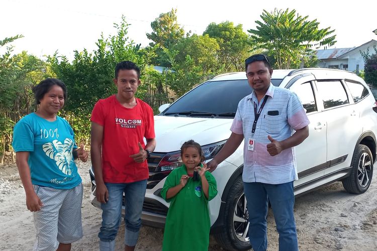 Eduardus Seran Klau, bersama istri dan anak membeli mobil jenis Toyota Rush, dari hasil usaha kelor