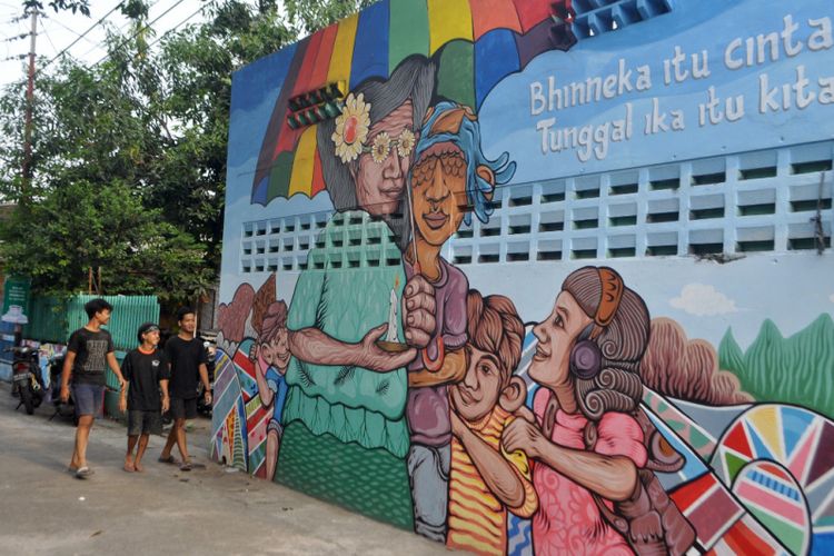 KEBHINEKAAN --Inilah gambar mural bertemakan menjaga dan merawat kebhinekaan yang proses pengerjaannya melibatkan anak-anak di Sangkrah, Kecamatan Pasar Kliwon, Kota Solo, Jawa Tengah. 