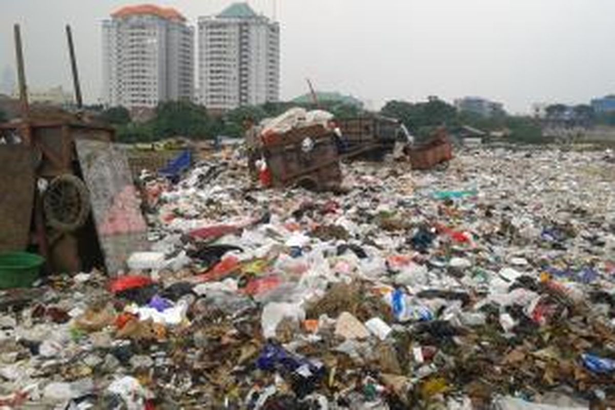 Tempat pembuangan sampah milik swasta di pinggir Kali Pesanggrahan, Srengseng, Jakarta Barat, Senin (7/7/2014).