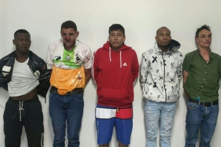 Enam pria Kolombia (satu tak terlihat di foro) ditangkap karena terkait dengan pembunuhan calon presiden Ekuador Fernando Villavicencio di Quito. 