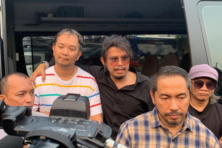 Grup musik Radja, didampingi pengacara Sunan Kalijaga, resmi melaporkan akun YouTube dunia MANJI atas kasus dugaan pencemaran nama baik pada Senin (14/8/2023) di Polda Metro Jaya, Jakarta.