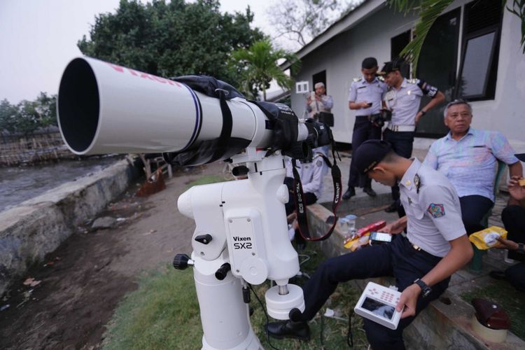 Aktivitas para mahasiswa Sekolah Tinggi Meteorologi Klimatologi dan Geofisika (STMKG) saat pengamatan hilal di Tanjung Pasir, Tangerang, Jumat (26/5/2017). Hilal adalah Bulan Sabit muda pertama yang dapat dilihat setelah terjadinya konjungsi pada arah dekat Matahari terbenam yang menjadi acuan permulaan bulan dalam Kalender Islam. Hilal 1 Ramadhan 1438 H adalah penanda masuknya bulan suci Ramadhan dalam kalender Islam.