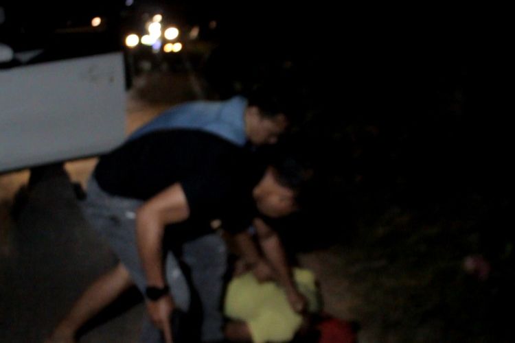 Sindikat pencuri modus hipnotis lintas propinsi diringkis tim Sat Resmob Polda Sulsel ditengah kemacetan jalur Trans Sulawesi, Kabupaten Maros, Sulawesi Selatan. Senin, (22/8/2022).
