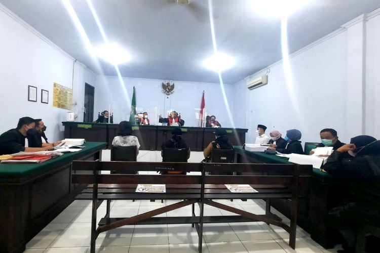 Sidang kasus aborsi yang menjerat mantan polisi Randy Bagus Hari Sasongko di Pengadilan Negeri Mojokerto, Selasa (15/3/2022).