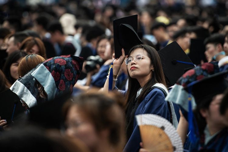 Foto yang diambil pada 13 Juni 2021 menunjukkan sekitar 11.000 lulusan yang hadir dalam wisuda di Central China Normal University, Wuhan, China.