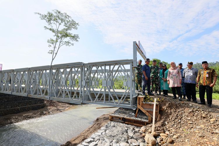 Bupati Banyuwangi Ipuk Fiestiandani saat meninjau jembatan darurat Sungai Lembu. 