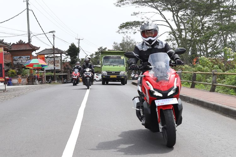 Dimensi sepeda motor yang relatif kecil sering kali membuatnya tidak terlihat oleh pengemudi kendaraan besar, semisal bus atau truk.