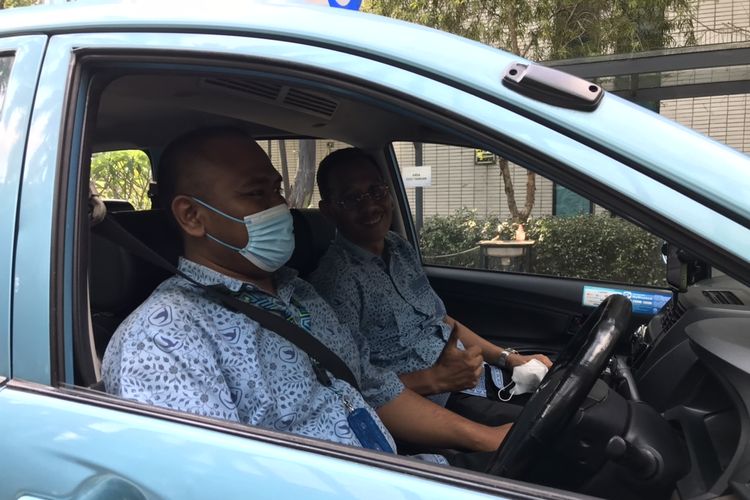 Darmaji (57, kanan), supir taksi Blue Bird yang telah berkarir selama 32 tahun saat ditemui di Kantor Pusat Blue Bird di kawasan Mampang Prapatan, Jakarta Selatan pada Senin (1/8/2022) siang. 