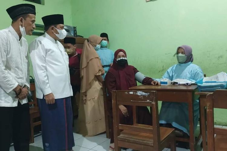Bupati Semarang Ngesti Nugraha melihat vaksinasi Covid-19 sebelum salat tarawih.