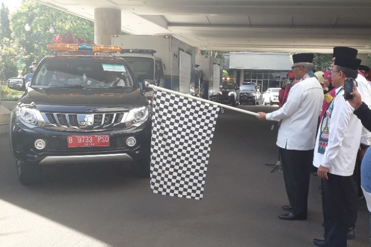 Wali Kota Jakarta Utara Syamsuddin Lologau melepas rombongan yang membawa bantuan untuk korban tsunami di Banten, Jumat (4/1/2019).