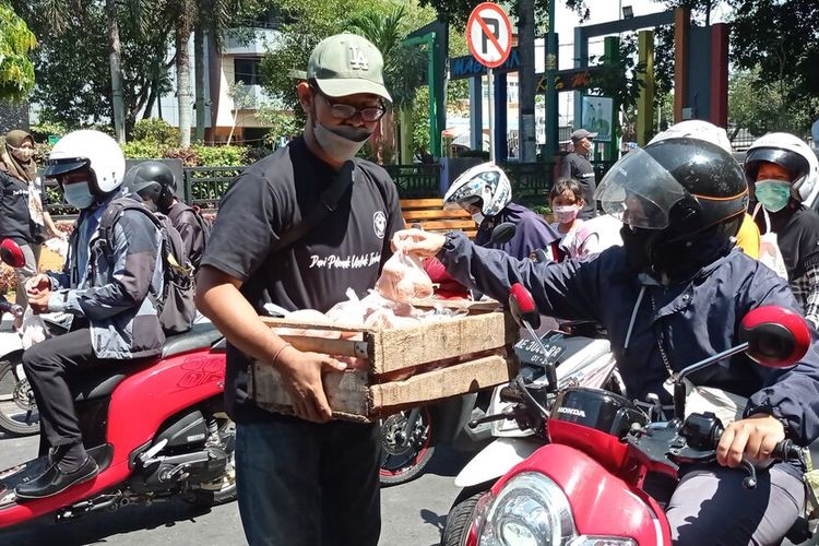 Merugi karena harga jual telur anjlog tidak sebanding dengan naiknya harga pakan, puluhan peternak ayam petelur di Kabupaten Magetan menggelar demo sedekah telru di Pasar Baru. Mereka berharap pemerintah menstabilkan harga jual telur dan menurunkan harga pakan ayam.