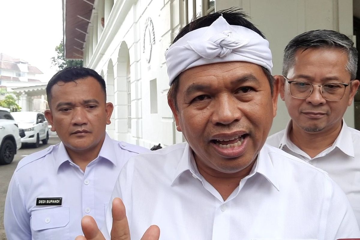 Gubernur Jawa Barat Dedi Mulyadi usai bertemu dengan warga yang diwakili oleh tokoh masyarakat dan tiga kepala desa di Bale Pakuan Bogor, Jawa Barat, Rabu (24/9/2025).