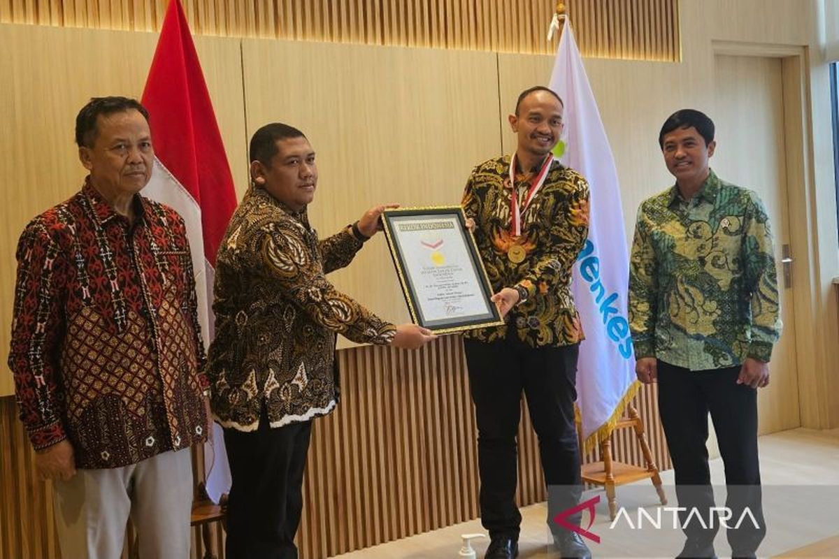 Wakil Menteri Kesehatan Dante Saksono Harbuwono (kanan) menyaksikan penyerahan rekor dari Museum Rekor Dunia Indonesia (MURI) untuk dokter spesialis dari Rumah Sakit dr. Kariadi Semarang dr. Yanuar Ardani ( kedua kanan) atas prestasinya sebagai dokter yang lulus tercepat dalam Program Studi Doktor Ilmu Kedokteran, yakni 21 bulan, 19 hari, dengan IPK 4,00, di Jakarta, Rabu (15/1/2024). 