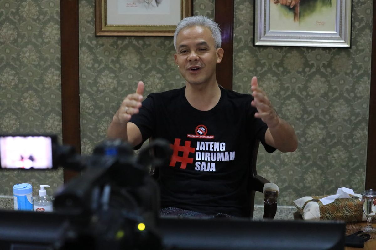 Gubernur Jawa Tengah Ganjar Pranowo saat menjadi narasumber TVRI yang disiarkan secara live di rumah dinasnya, Kamis (4/2/2021)