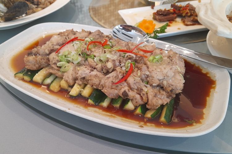 Steamed Slice Chicken with Shrimp Paste and Zucchini di Tien Chao Gran Melia Jakarta.