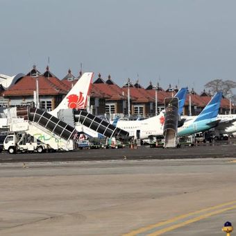 Ilustrasi pesawat di bandara kelolaan PT Angkasa Pura I (AP I).