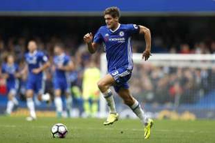 Bek Chelsea, Marcos Alonso, tampil dalam laga Premier League kontra Leicester City di Stadion Stamford Bridge, 15 Oktober 2016.