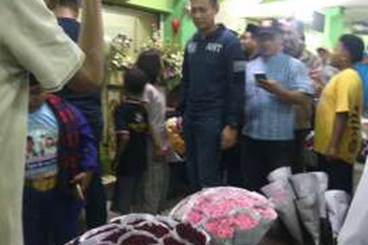 Bakal calon gubernur DKI Jakarta dari Koalisi Cikeas, Agus Harimurti Yudhoyono mengunjungi Pasar Rawa Belong di Jakarta Barat, Kamis (20/10/2016). Dalam kunjungan itu, Agus berkeliling ke pasar dan membeli bunga.