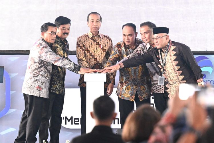 Presiden Joko Widodo bersama Menteri Komunikasi dan Informatika (Menkominfo) Budi Arie Setiadi, Menteri Koordinator Bidang Hukum dan Keamanan (Menko Polhukam) Hadi Tjahjanto, Kantor Staf Presiden (KSP), Penjabat (Pj) Gubernur Jabar Bey Machmudin, dan Wali Kota Depok Mohammad Idris meresmikan Balai Besar Pengujian Perangkat Telekomunikasi (BBPPT) atau Indonesia Digital Test House (IDTH) di Tapos, Depok, Jawa Barat, Kamis (7/5/2024).