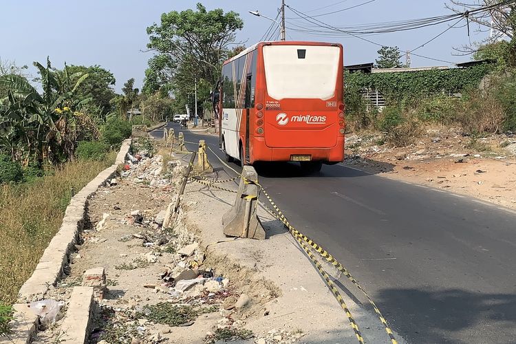 Trotoar Ambles di Kali Buaran Cakung Jaktim, Pejalan Kaki Harus Berbagi Jalan dengan Truk dan Bus