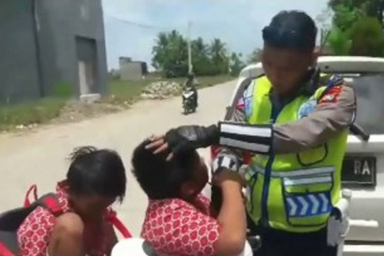 Video viral, dua bocah SD menangis sambil membujuk dan terus mencium tangan polisi agar ia dibebaskan dari tilang Polisi.
