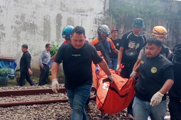 Petugas medis evakuasi jenazah driver ojol di Kota Malang, Jawa Timur diduga bunuh diri dengan menjatuhkan tubuhnya ke rel kereta api pada Selasa (11/6/2024) siang.