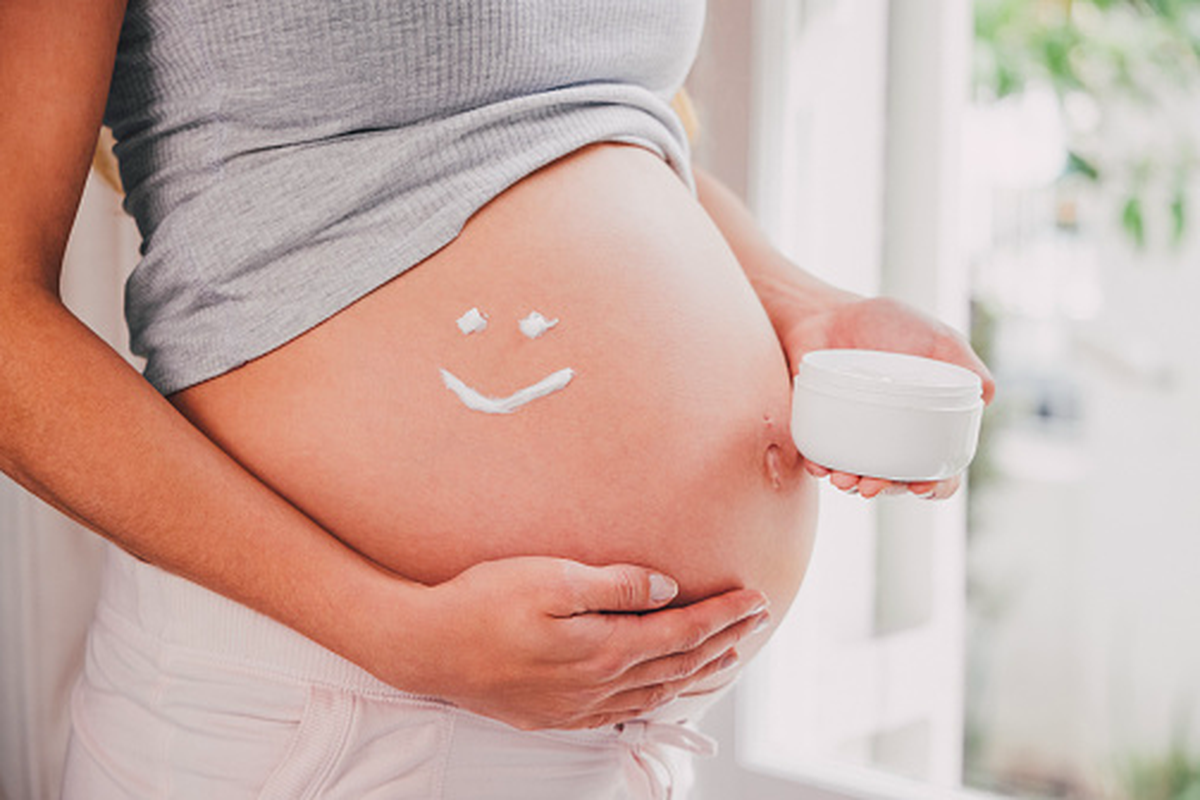 Ilustrasi penggunaan cocoa butter untuk mengatasi stretch mark