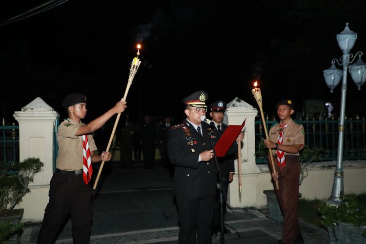 Prosesi apel kehormatan dan renungan suci di makam pahlawan nasional Sultan Syarif Kasim II, terletak di kompleks Masjid Raya Syahabuddin milik Kesultanan Siak, kampung Dalam, Kota Siak Sri Indrapura. Kegiatan rutin ini digelar dalam rangka memperingati HUT ke-79 Republik Indonesia, Sabtu dini hari (16/8/2024).
