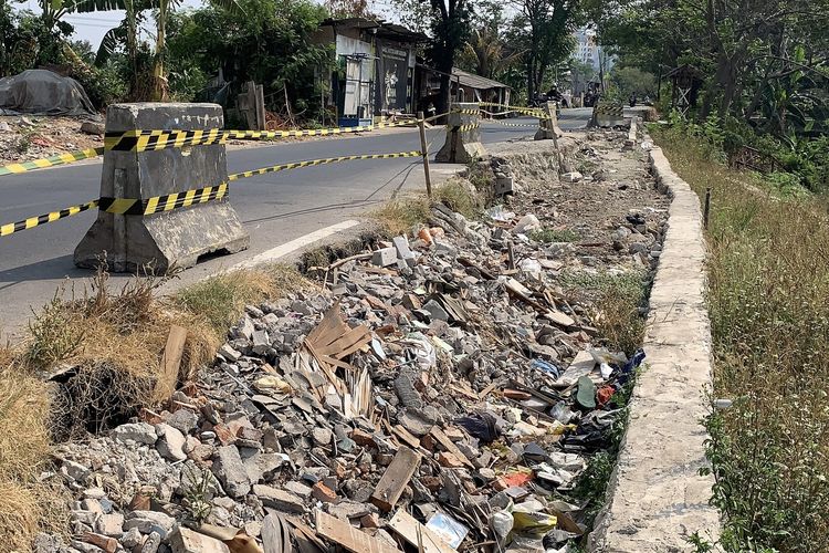 Penampakan Trotoar Ambles di Jalan Kali Buaran Cakung Jaktim, Lebar dan Penuh Sampah 