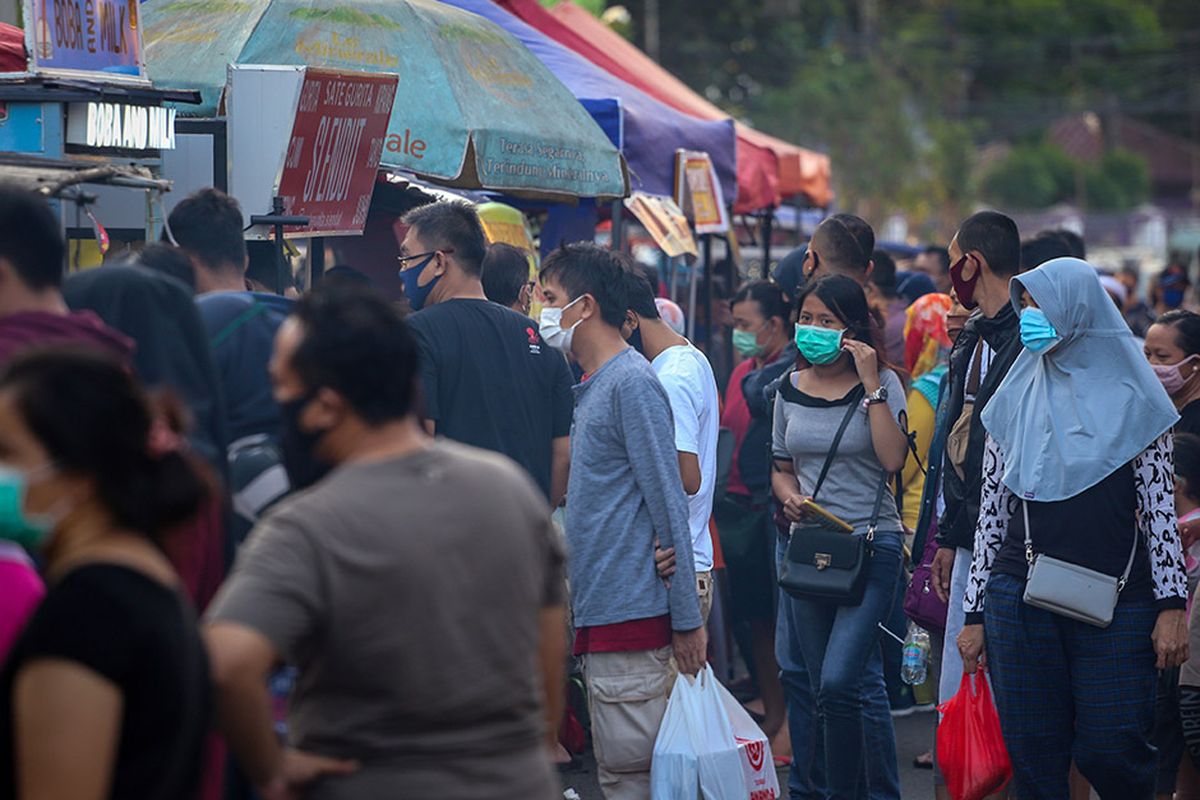 Sejumlah warga beraktivitas di kawasan Pasar Lama, Kota Tangerang, Banten, Minggu (17/5/2020). Gubernur Banten Wahidin Halim menyatakan penerapan Pembatasan Sosial Berskala Besar (PSBB) di Tangerang Raya diperpanjang selama 14 hari terhitung sejak tanggal 18 Mei hingga 31 Mei 2020.
